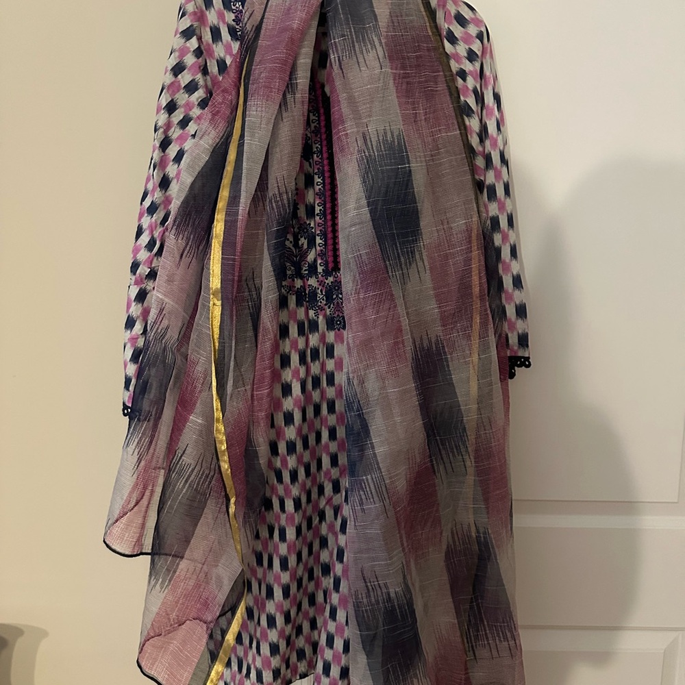 Multicolor Patterned Tunic with Embroidery - Picture 3 of 5